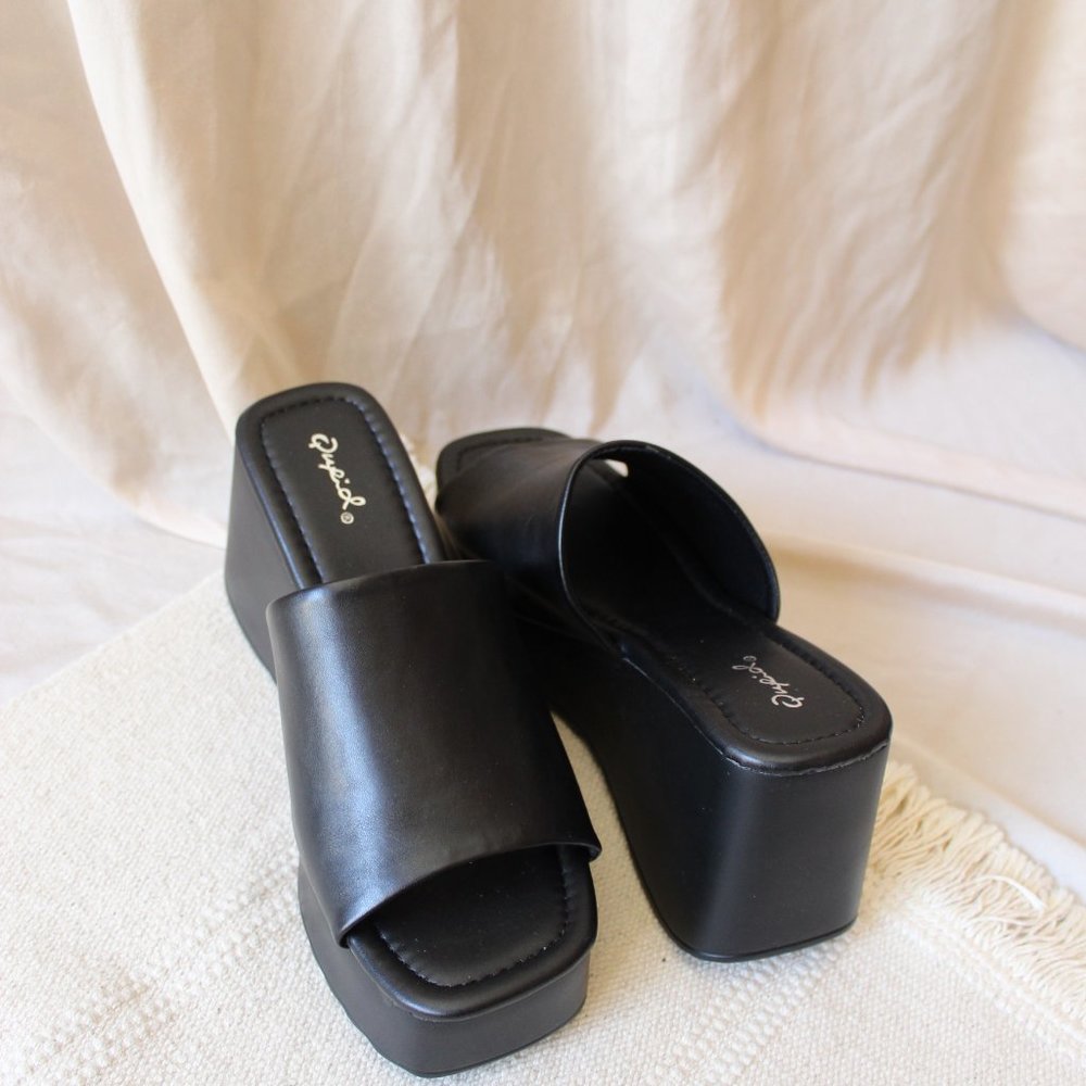 🚨LAST PAIR// Black Platform Wedge Mule - Picture 5 of 16